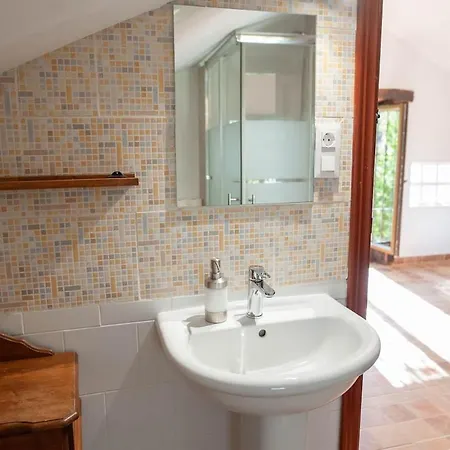 Comfortable Lakeside House! Guejar Sierra